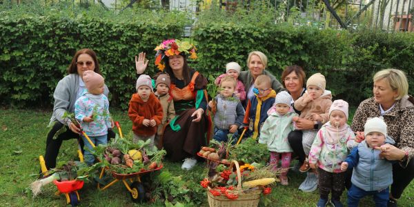 Dzieci i wychowawca na dworze