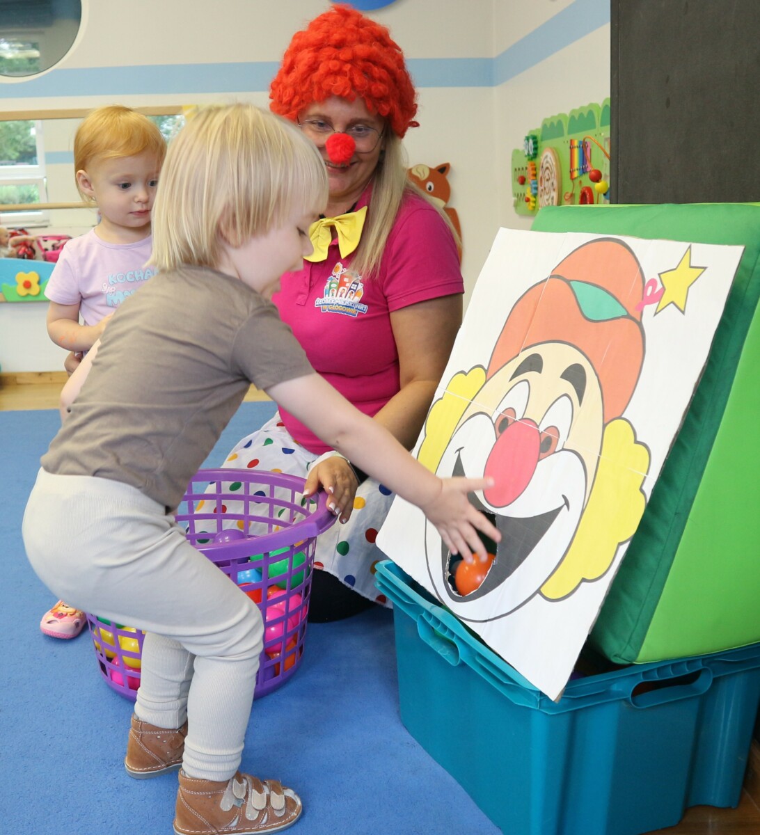Zabawy z kolorowymi piłkami