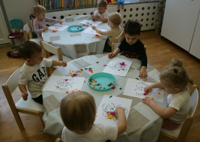 Praca plastyczna -wyklejanie motyla kolorową bibułą