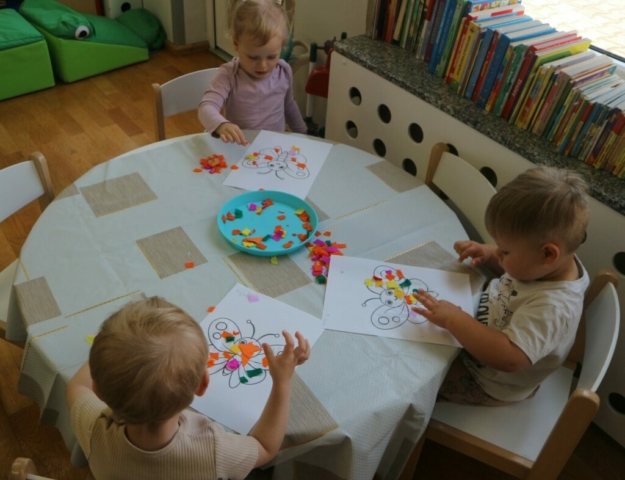 Praca plastyczna -wyklejanie motyla kolorową bibułą