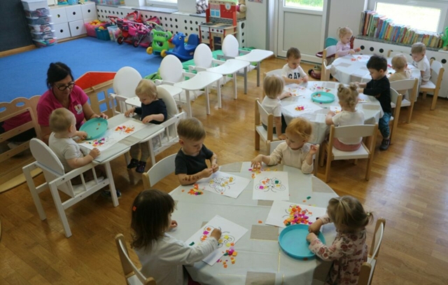 Praca plastyczna -wyklejanie motyla kolorową bibułą