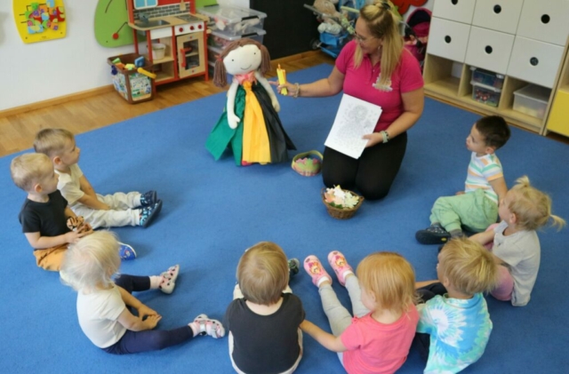 Praca plastyczna - kolorowanie postaci Pani jesień