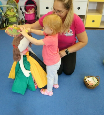 Praca plastyczna - kolorowanie postaci Pani jesień