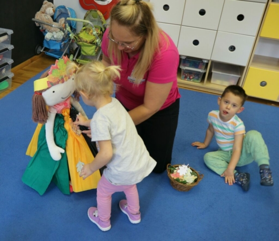 Praca plastyczna - kolorowanie postaci Pani jesień