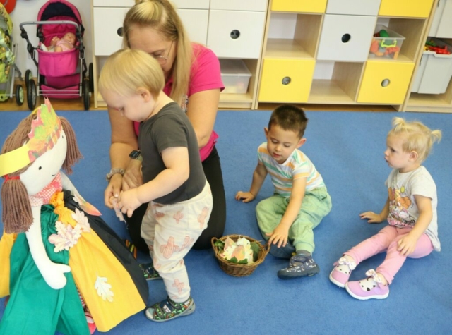 Praca plastyczna - kolorowanie postaci Pani jesień