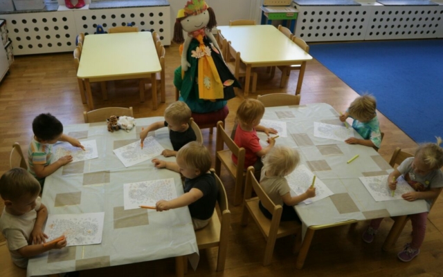 Praca plastyczna - kolorowanie postaci Pani jesień