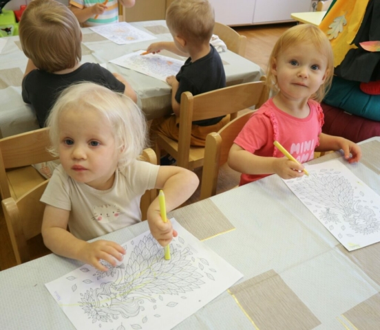 Praca plastyczna - kolorowanie postaci Pani jesień