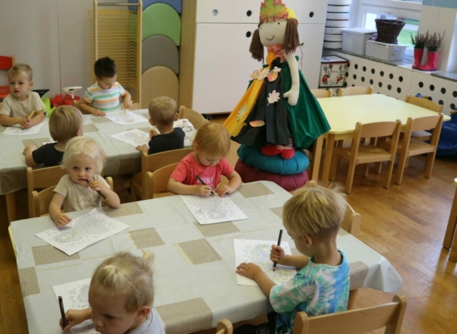 Praca plastyczna - kolorowanie postaci Pani jesień