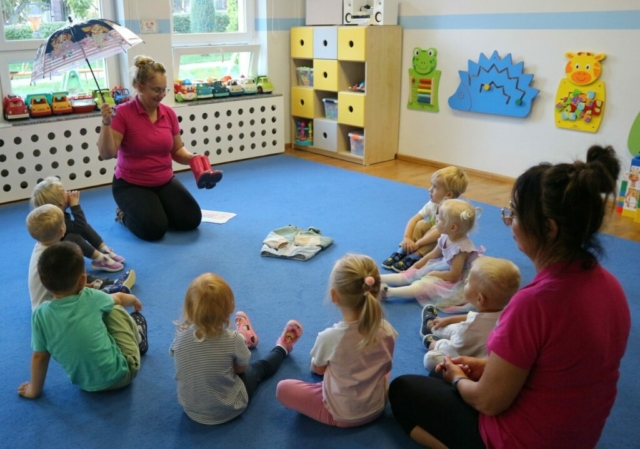 Wierszyk pt. "Deszczyk stuka" oraz omówienie jesiennej pogody