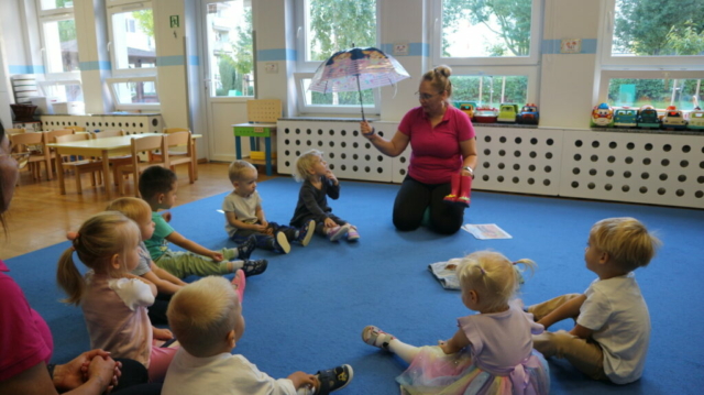 Wierszyk pt. "Deszczyk stuka" oraz omówienie jesiennej pogody