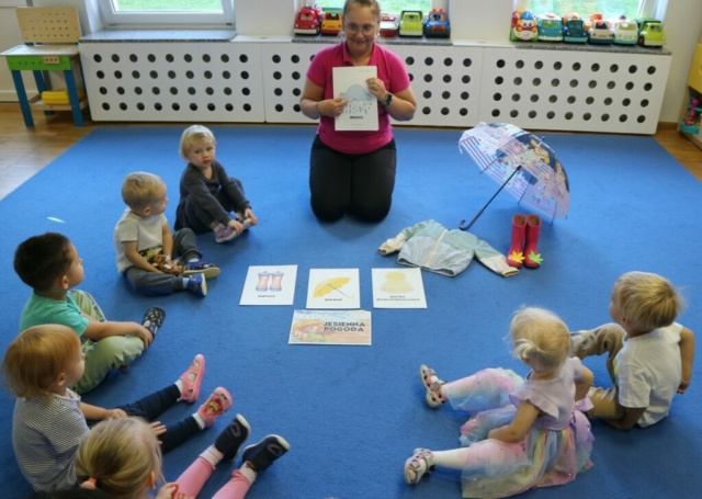 Wierszyk pt. "Deszczyk stuka" oraz omówienie jesiennej pogody