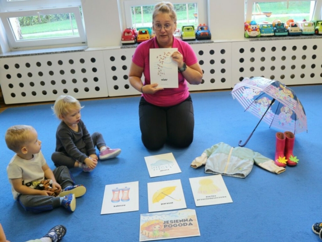 Wierszyk pt. "Deszczyk stuka" oraz omówienie jesiennej pogody