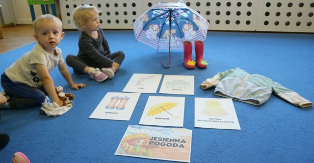 Wierszyk pt. "Deszczyk stuka" oraz omówienie jesiennej pogody