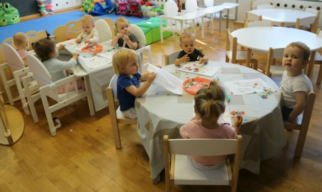 Wyklejanie bibułą konturów szczoteczki i pasty