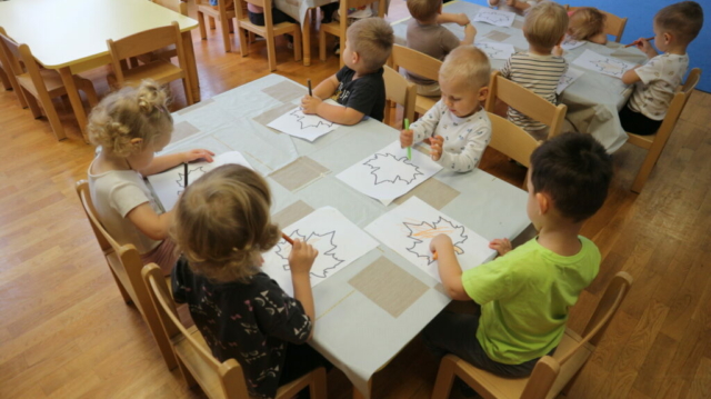 Praca plastyczna -kolorowanie listka kredkami