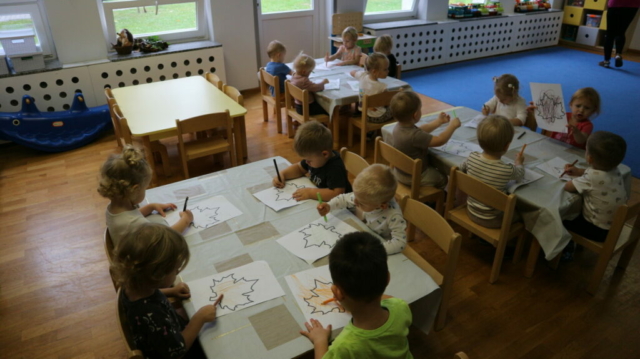 Praca plastyczna -kolorowanie listka kredkami