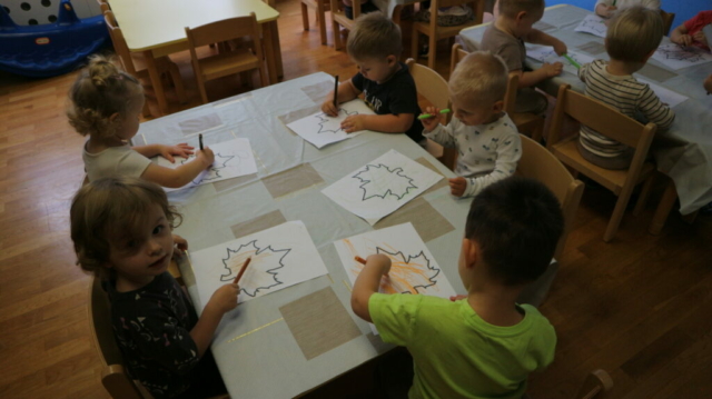 Praca plastyczna -kolorowanie listka kredkami