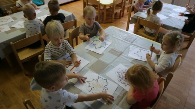 Praca plastyczna -kolorowanie listka kredkami