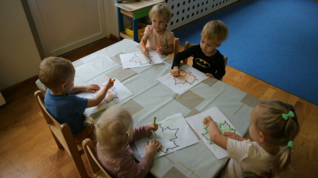 Praca plastyczna -kolorowanie listka kredkami