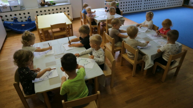 Praca plastyczna -kolorowanie listka kredkami