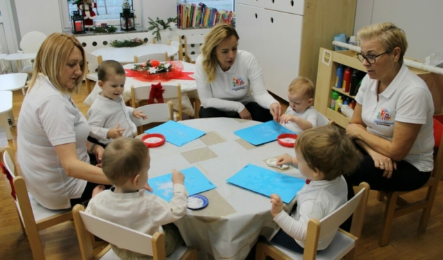 Posypywanie konturów śnieżynek solą