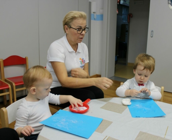 Posypywanie konturów śnieżynek solą