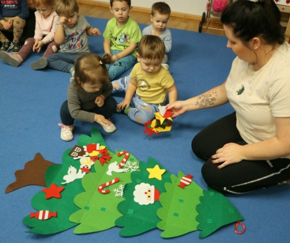 Kolędowanie- zwyczaje świąteczne.