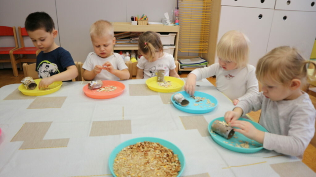 Robienie pokarmu dla ptaszków