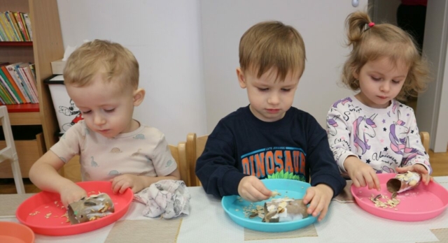 Robienie pokarmu dla ptaszków