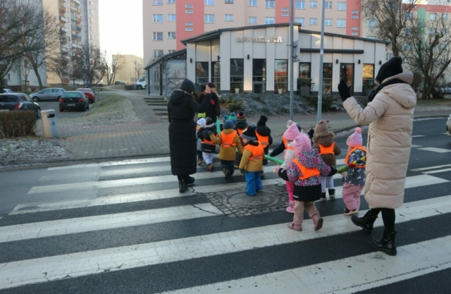 Zimowy spacer -nauka bezpiecznego przechodzenia przez jezdnię