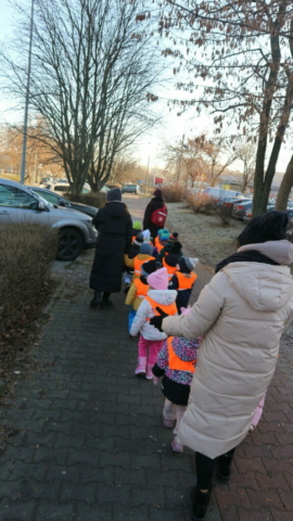 Zimowy spacer -nauka bezpiecznego przechodzenia przez jezdnię