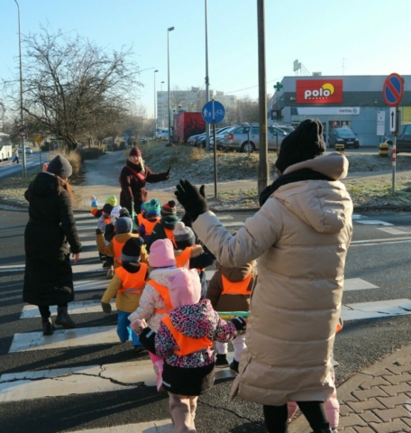 Zimowy spacer -nauka bezpiecznego przechodzenia przez jezdnię