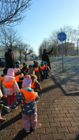 Zimowy spacer -nauka bezpiecznego przechodzenia przez jezdnię