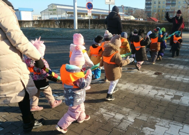 Zimowy spacer -nauka bezpiecznego przechodzenia przez jezdnię