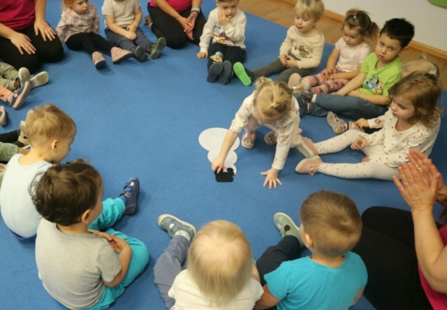 Wysłuchanie wiersza - ,,Zimowe zabawy''