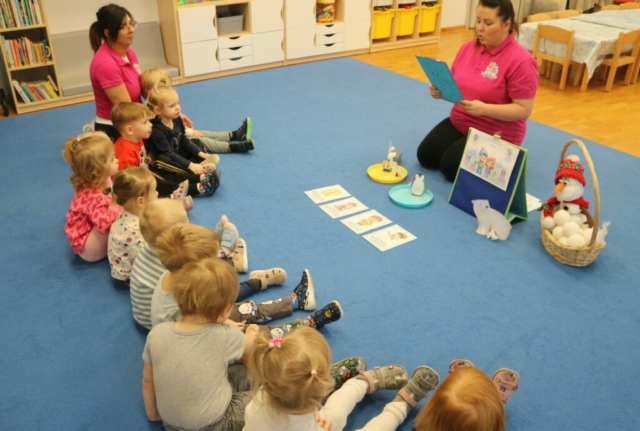 Wysłuchanie wiersza pt. "Bezpieczne ferie" oraz praca plastyczna zimowy bałwanek