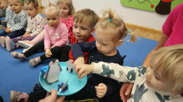 Wysłuchanie wiersza pt. "Bezpieczne ferie" oraz praca plastyczna zimowy bałwanek