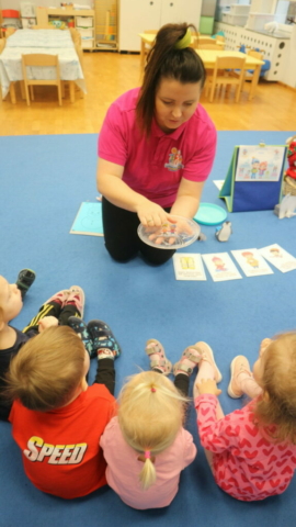 Wysłuchanie wiersza pt. "Bezpieczne ferie" oraz praca plastyczna zimowy bałwanek