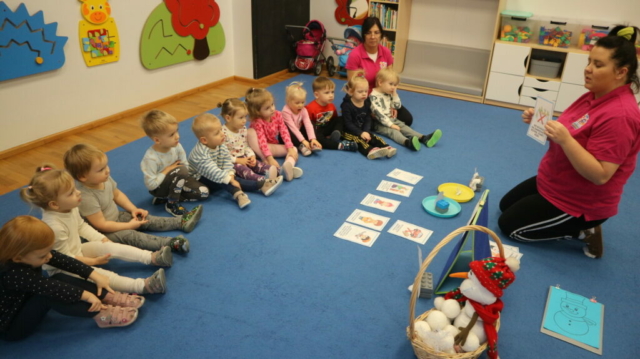 Wysłuchanie wiersza pt. "Bezpieczne ferie" oraz praca plastyczna zimowy bałwanek