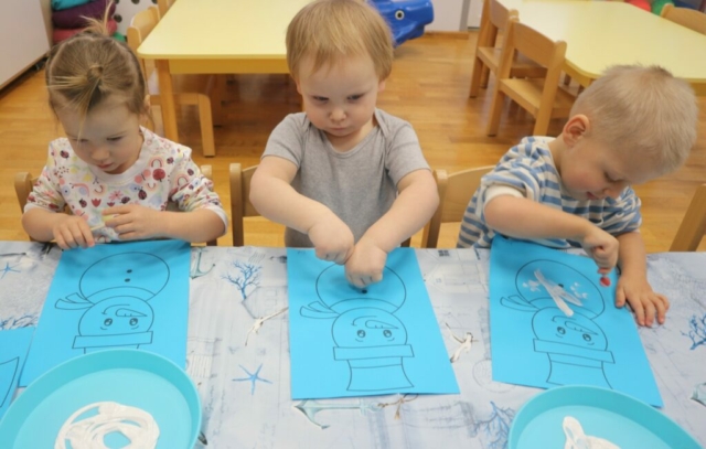 Wysłuchanie wiersza pt. "Bezpieczne ferie" oraz praca plastyczna zimowy bałwanek