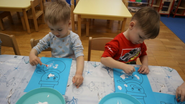 Wysłuchanie wiersza pt. "Bezpieczne ferie" oraz praca plastyczna zimowy bałwanek