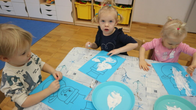 Wysłuchanie wiersza pt. "Bezpieczne ferie" oraz praca plastyczna zimowy bałwanek