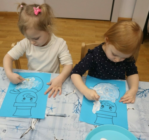 Wysłuchanie wiersza pt. "Bezpieczne ferie" oraz praca plastyczna zimowy bałwanek