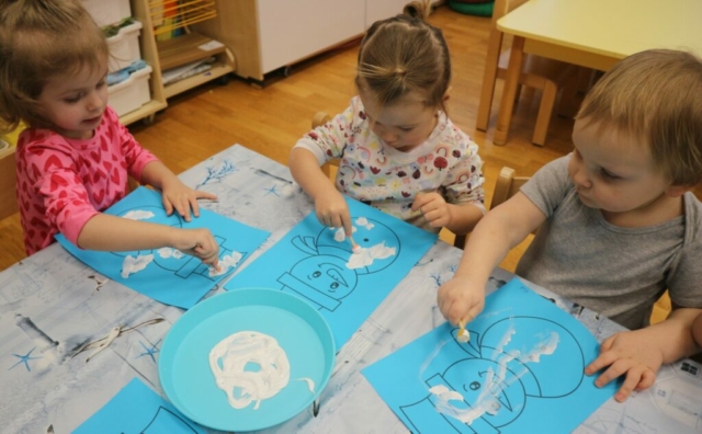 Wysłuchanie wiersza pt. "Bezpieczne ferie" oraz praca plastyczna zimowy bałwanek