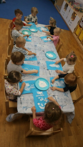 Wysłuchanie wiersza pt. "Bezpieczne ferie" oraz praca plastyczna zimowy bałwanek