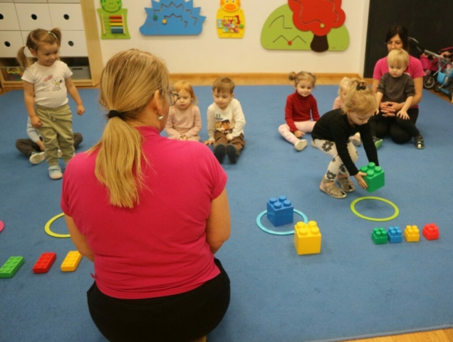 Budowanie z klocków - utrwalanie kolorów