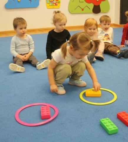 Budowanie z klocków - utrwalanie kolorów