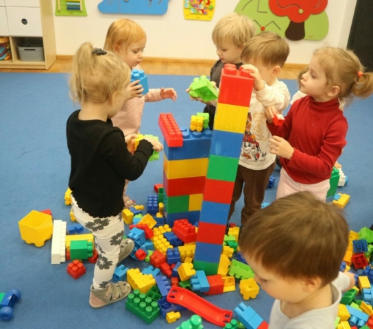 Budowanie z klocków - utrwalanie kolorów