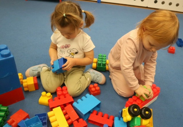 Budowanie z klocków - utrwalanie kolorów