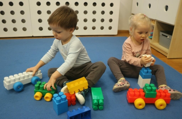 Budowanie z klocków - utrwalanie kolorów